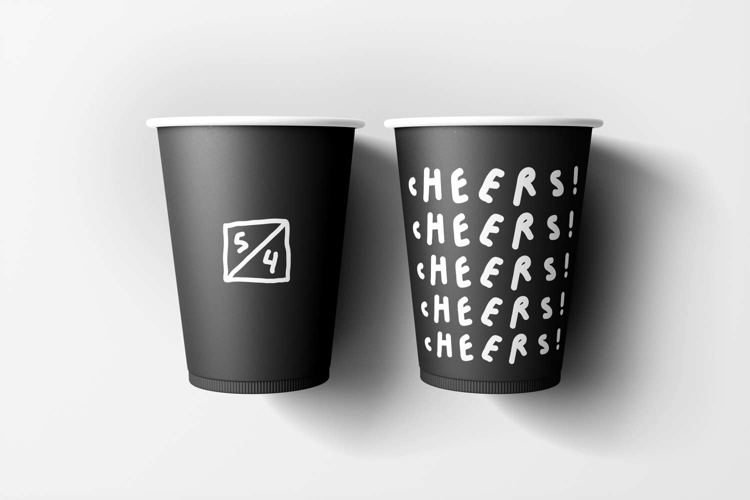 Becher mit Fünftes-Viertel-Branding
